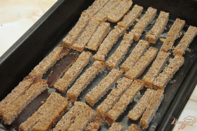 Фото приготовление рецепта: Сухарики из ржаного хлеба с чесноком и зеленью шаг №2