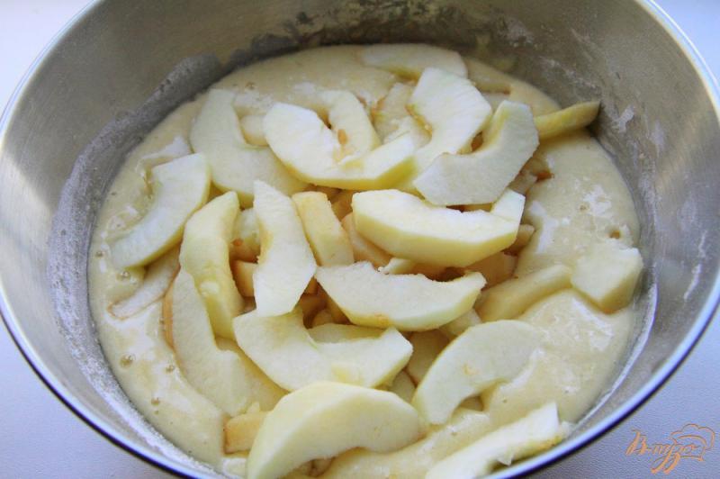 Фото приготовление рецепта: Шарлотка с яблоками, простой рецепт шаг №5