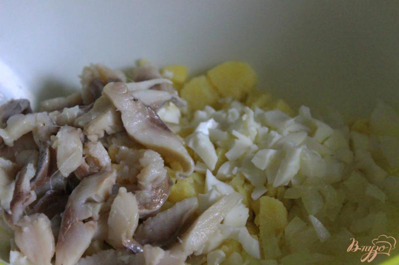 Фото приготовление рецепта: Салат с сельдью и яблоком по-датски шаг №2
