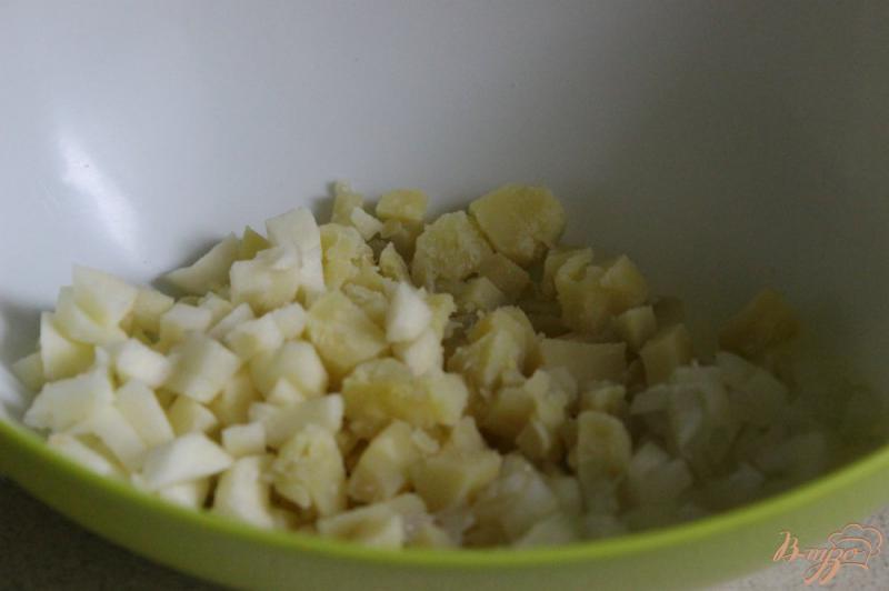Фото приготовление рецепта: Салат с сельдью и яблоком по-датски шаг №1