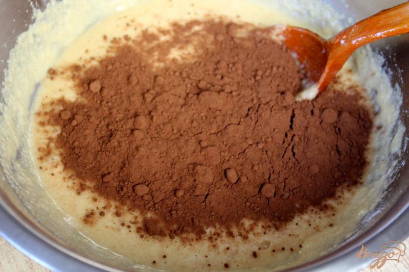 Фото приготовление рецепта: Шоколадный манник с грушей шаг №4