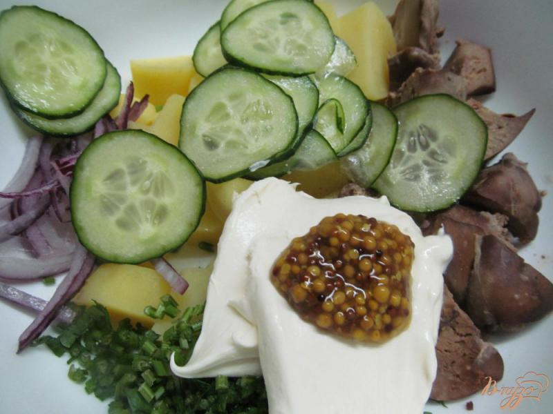 Фото приготовление рецепта: Салат из куриной печени и картофеля шаг №2