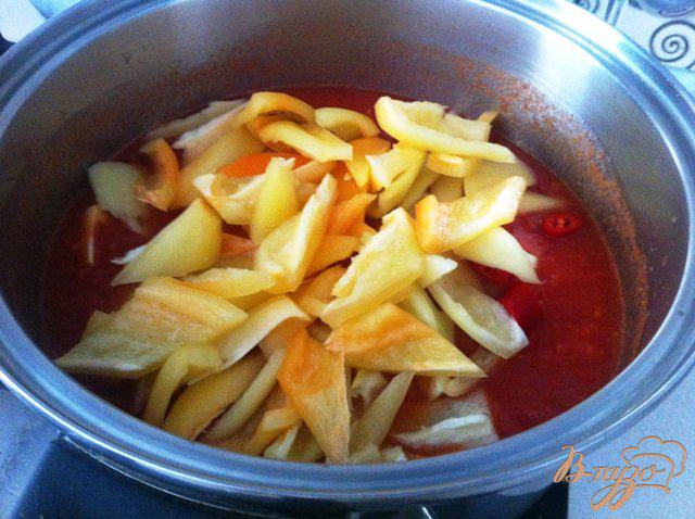 Фото приготовление рецепта: Баклажаны с перцем в томатном соусе шаг №5