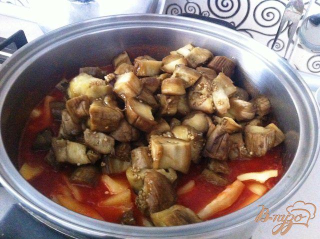 Фото приготовление рецепта: Баклажаны с перцем в томатном соусе шаг №7