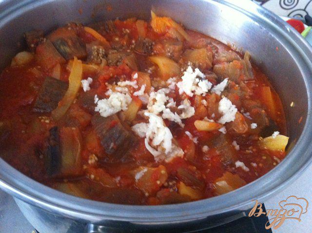 Фото приготовление рецепта: Баклажаны с перцем в томатном соусе шаг №8