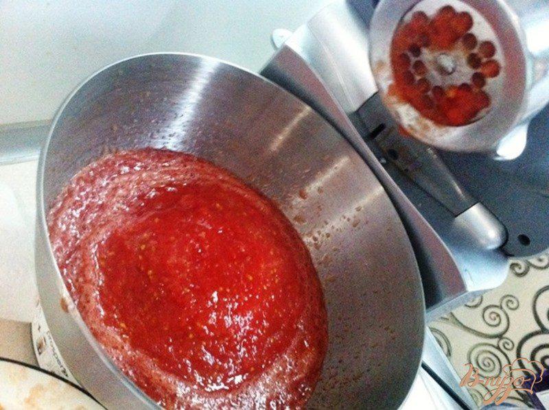 Фото приготовление рецепта: Аджика острая с помидорами шаг №3