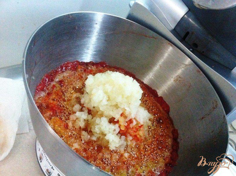 Фото приготовление рецепта: Аджика острая с помидорами шаг №4