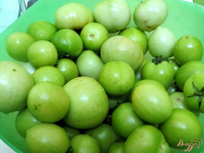 Фото приготовление рецепта: Зелёные помидоры маринованные с луком и чесноком шаг №1