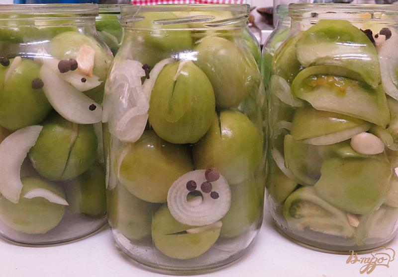 Фото приготовление рецепта: Зелёные помидоры маринованные с луком и чесноком шаг №4