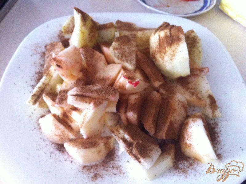 Фото приготовление рецепта: Шарлотка с яблоками шаг №2