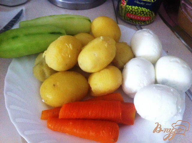 Фото приготовление рецепта: Салат из овощей с копченым кальмаром шаг №3