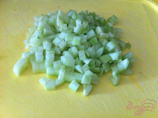 Фото приготовление рецепта: Салат из овощей с копченым кальмаром шаг №5