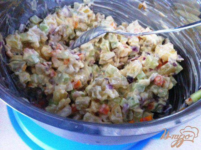Фото приготовление рецепта: Салат из овощей с копченым кальмаром шаг №6