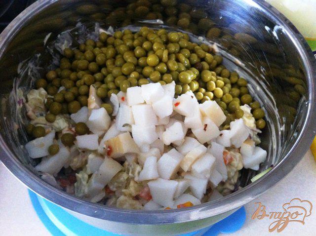 Фото приготовление рецепта: Салат из овощей с копченым кальмаром шаг №9