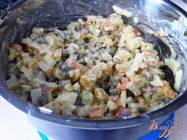 Фото приготовление рецепта: Салат из овощей с копченым кальмаром шаг №10