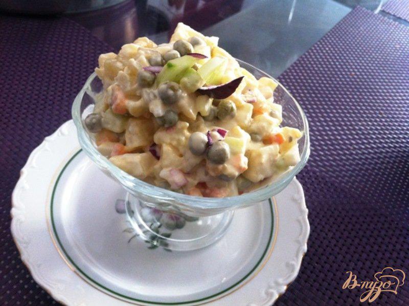 Фото приготовление рецепта: Салат из овощей с копченым кальмаром шаг №11