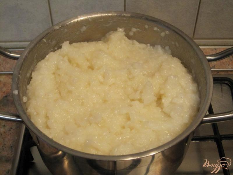 Фото приготовление рецепта: Рисовый пудинг с яблоками шаг №3