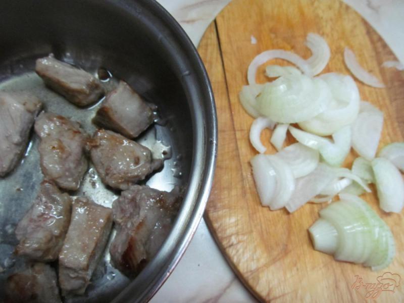 Фото приготовление рецепта: Капустная солянка с колбасками и свининой шаг №2
