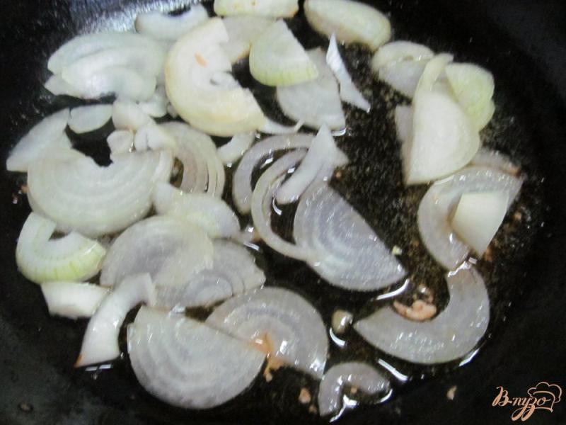 Фото приготовление рецепта: Капустная солянка с колбасками и свининой шаг №3