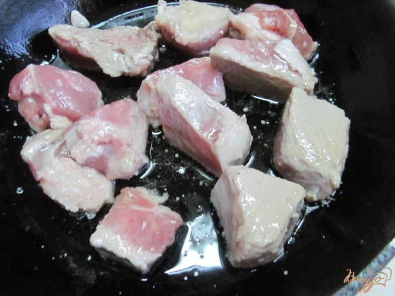 Фото приготовление рецепта: Капустная солянка с колбасками и свининой шаг №1