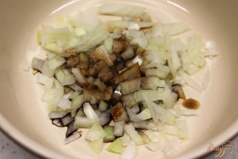 Фото приготовление рецепта: Мясной салат с маринованным луком, черносливом и перцем шаг №1