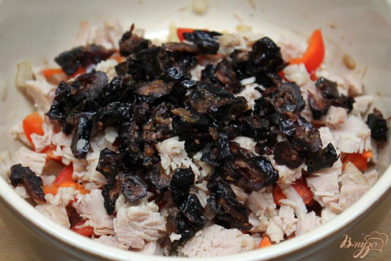 Фото приготовление рецепта: Мясной салат с маринованным луком, черносливом и перцем шаг №4