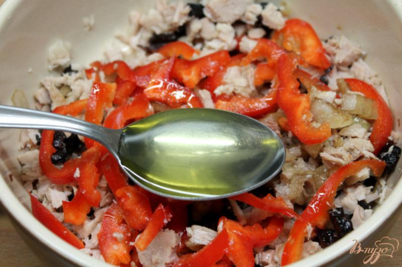 Фото приготовление рецепта: Мясной салат с маринованным луком, черносливом и перцем шаг №5