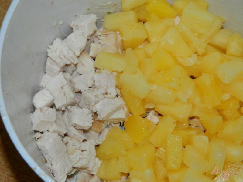 Фото приготовление рецепта: Салат с грибами и ананасами шаг №2