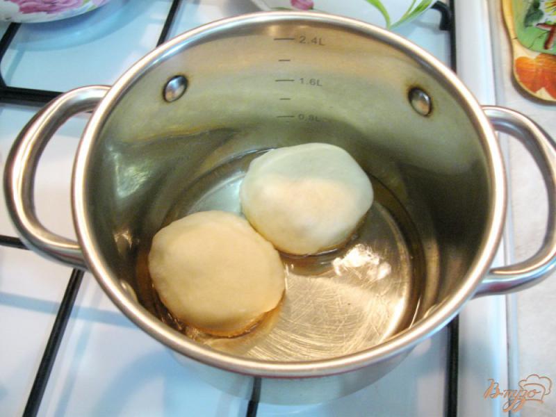 Фото приготовление рецепта: Пончики с сахарной пудрой шаг №6