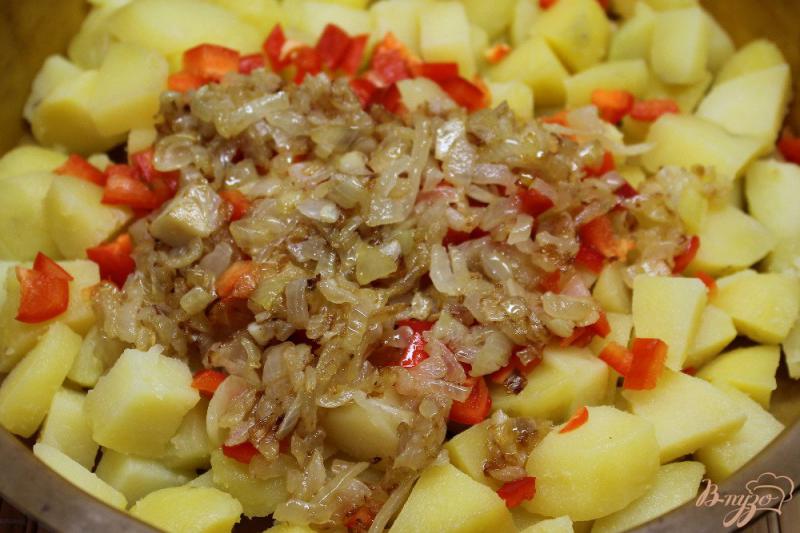 Фото приготовление рецепта: Картофельная запеканка с болгарским перцем шаг №4