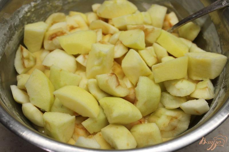 Фото приготовление рецепта: Шарлотка с яблоками и финиками шаг №3