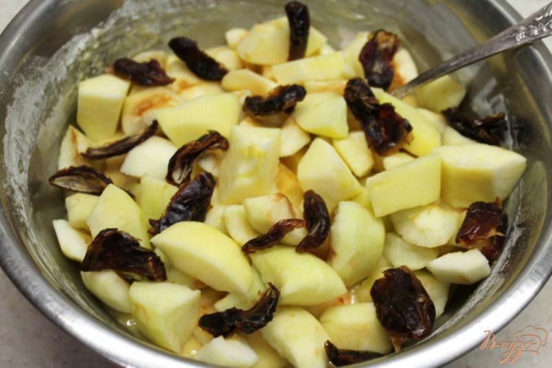 Фото приготовление рецепта: Шарлотка с яблоками и финиками шаг №4