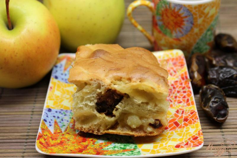 Фото приготовление рецепта: Шарлотка с яблоками и финиками шаг №6
