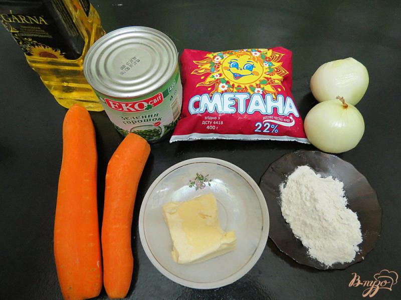 Фото приготовление рецепта: Морковь с зелёным горошком в сметанном соусе шаг №1