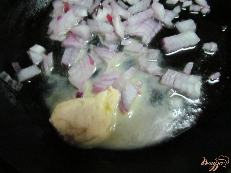 Фото приготовление рецепта: Чебуреки с фаршем и сыром шаг №5