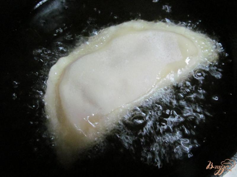 Фото приготовление рецепта: Чебуреки с фаршем и сыром шаг №10