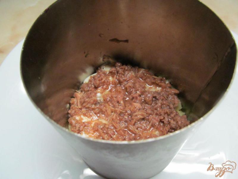 Фото приготовление рецепта: Салат с консервированным тунцом шаг №3