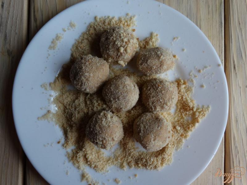 Фото приготовление рецепта: Домашние конфеты из арахисовой пасты и творога шаг №5