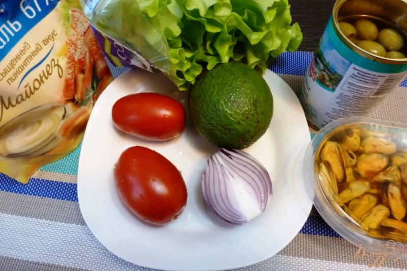 Фото приготовление рецепта: Салат с авокадо и морским коктейлем шаг №1