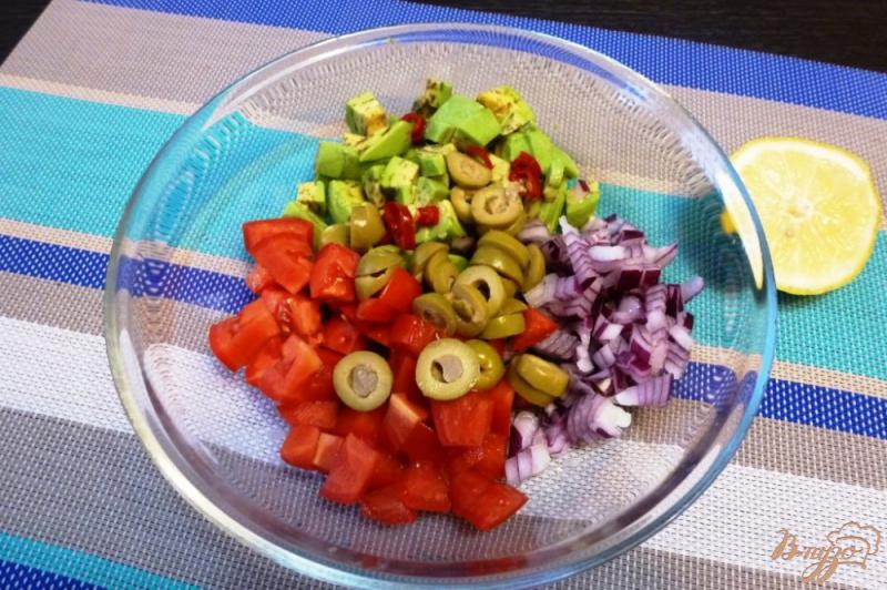 Фото приготовление рецепта: Салат с авокадо и морским коктейлем шаг №2