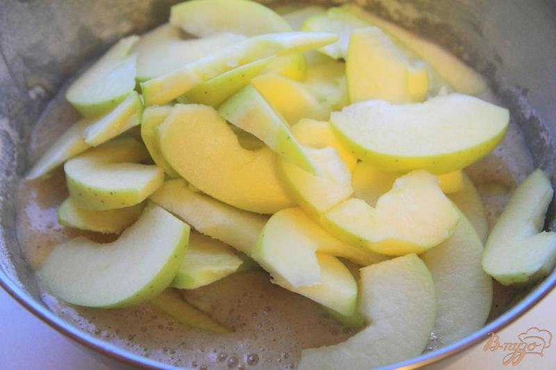 Фото приготовление рецепта: Шарлотка с яблоками и корицей шаг №3