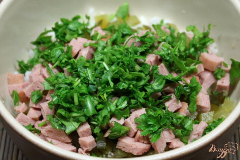 Фото приготовление рецепта: Рисовый салат с огурцом и колбасой шаг №4