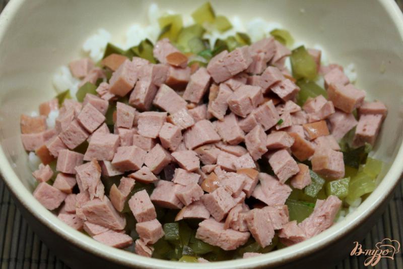Фото приготовление рецепта: Рисовый салат с огурцом и колбасой шаг №3