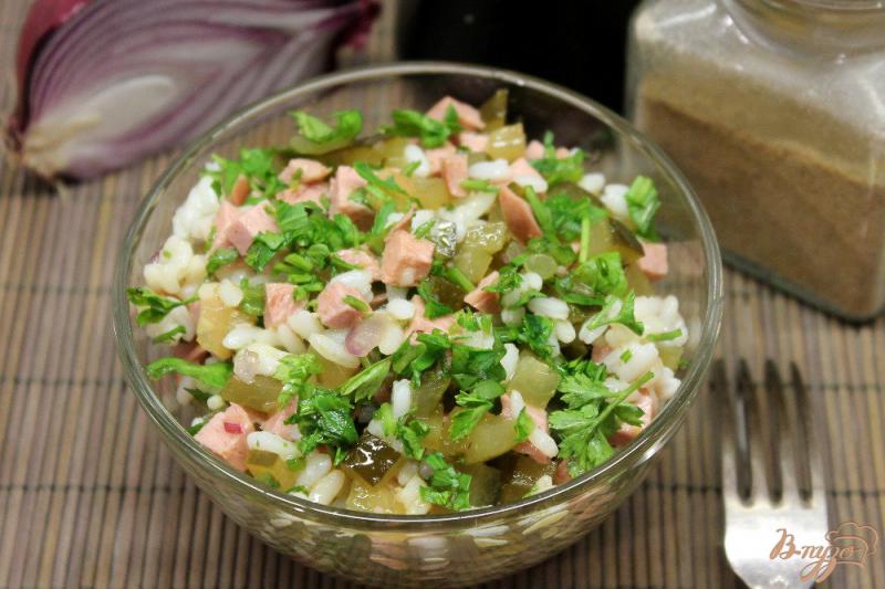 Фото приготовление рецепта: Рисовый салат с огурцом и колбасой шаг №6