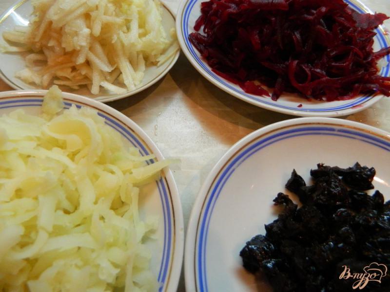 Фото приготовление рецепта: Салат свекольный с черносливом и кунжутом шаг №1