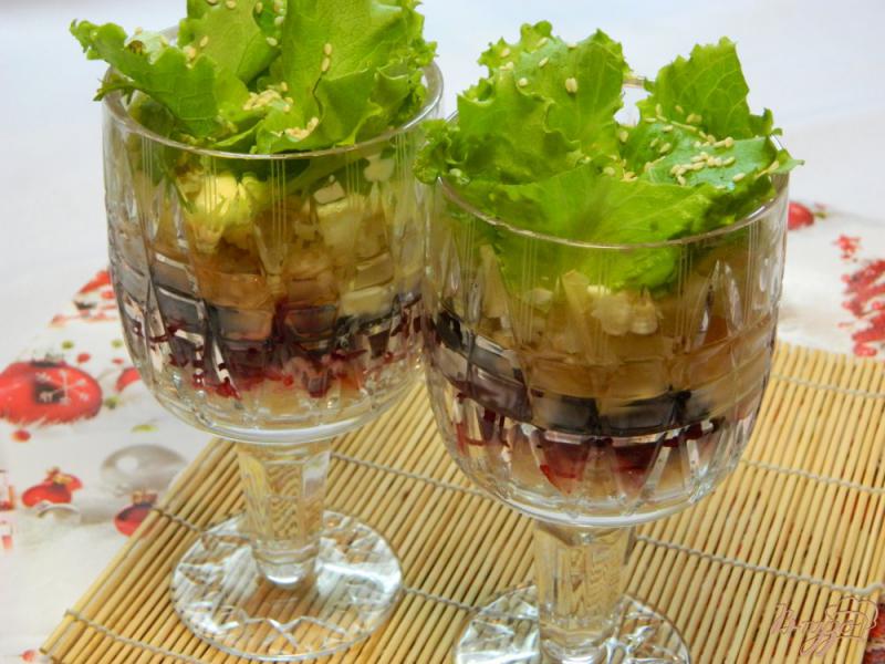 Фото приготовление рецепта: Салат свекольный с черносливом и кунжутом шаг №6