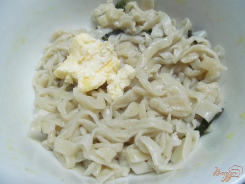 Фото приготовление рецепта: Домашняя лапша с сыром и беконом шаг №6