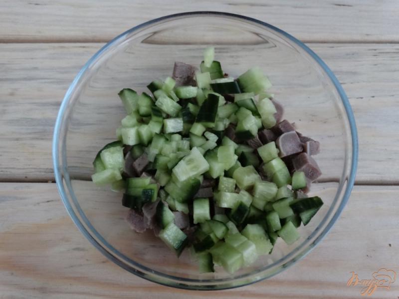 Фото приготовление рецепта: Салат с языком и яблоком шаг №2