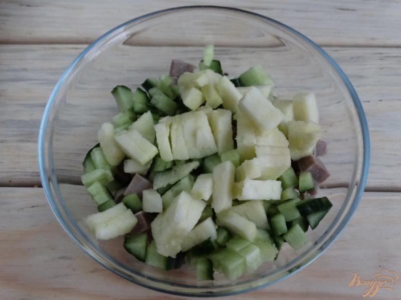 Фото приготовление рецепта: Салат с языком и яблоком шаг №3