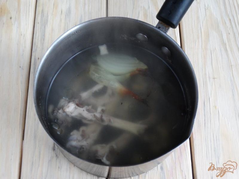 Фото приготовление рецепта: Куриный бульон с букатини и яйцом шаг №1